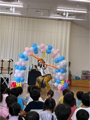 子どもたちの前でバルーンショーを行うKey